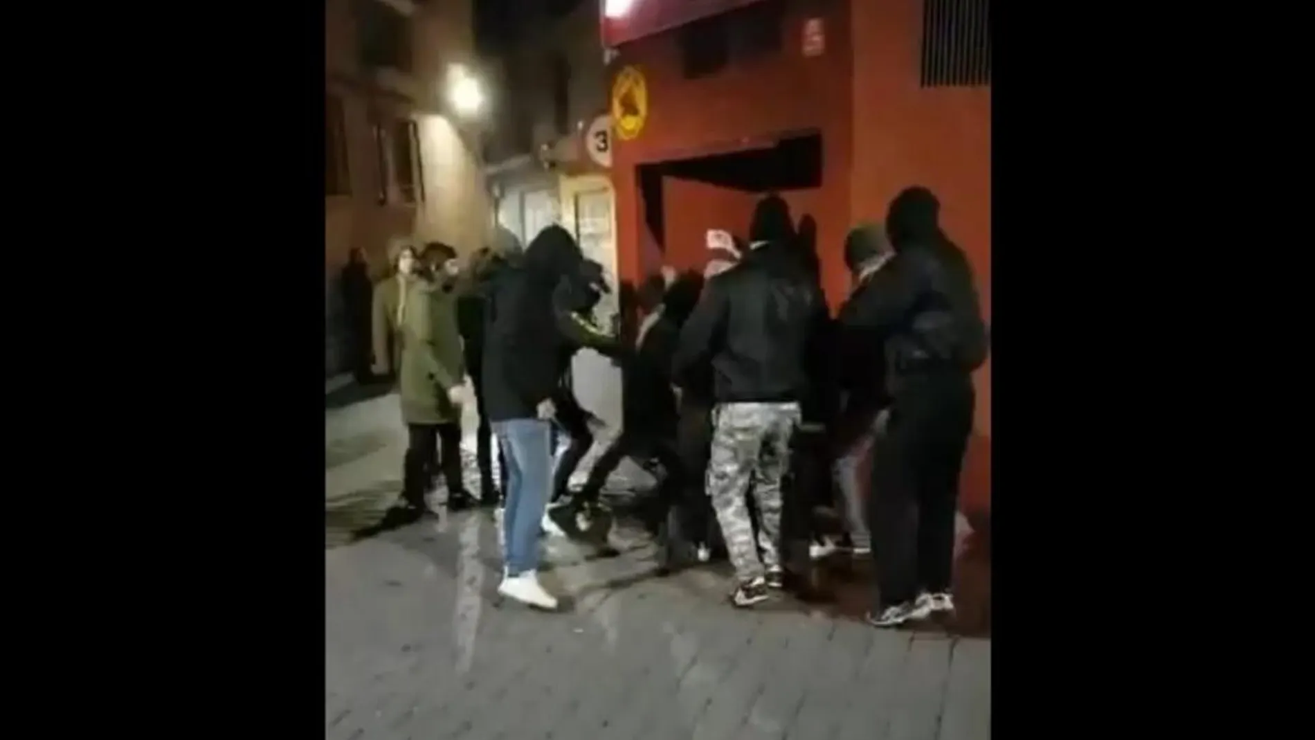 Imagen del video grabado por un testigo en el que se reflejan los violentos ataques a la joven de 19 años