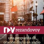 Mujeres adultas con estudios universitarios, las que más rezan online