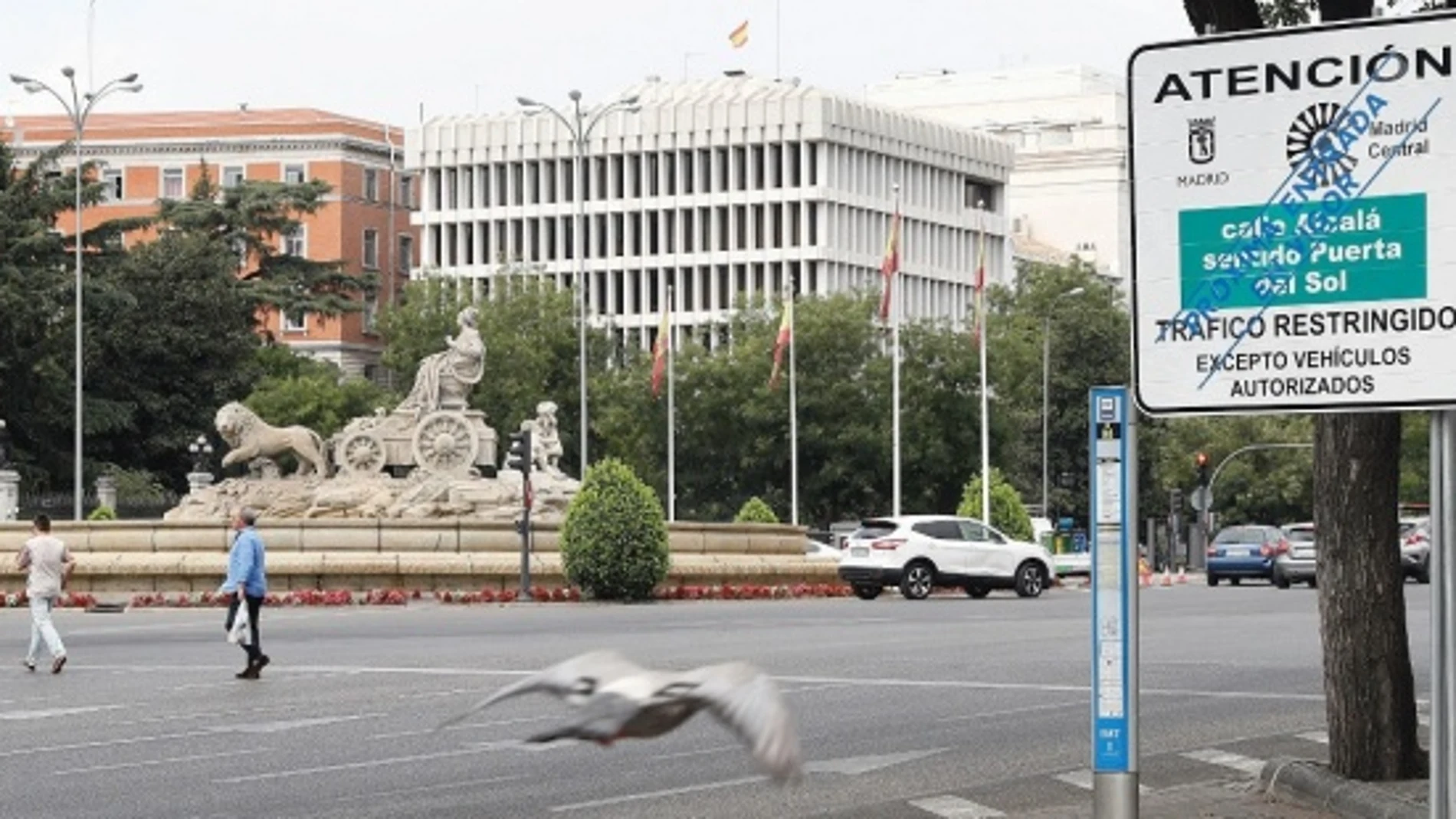 Vista de una señal vertical situada en la Plaza de Cibeles de Madrid / Efe