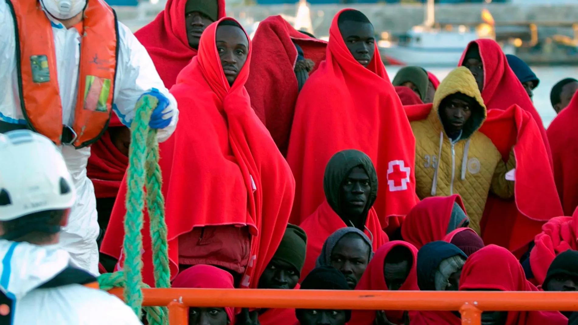 Inmigrantes rescatados en el mar de Alborán / Foto: Efe