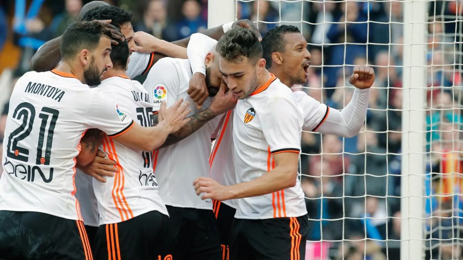Los jugadores del Valencia celebran el segundo gol del equipo, marcado por el delantero italiano Simone Zaza
