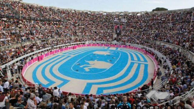 Imagen de la plaza de toros Arenes de Arles, abarrotada, en la corrida Goyesca de la pasada Feria del Arroz