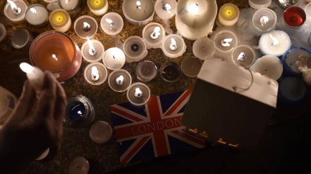 Velas encendidas en homenaje a las víctimas en la vigilia en Trafalgar Square
