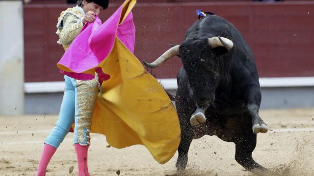 El diestro Curro Díaz en la lidia de su primer toro, durante el quinto festejo de la Feria de San Isidro.