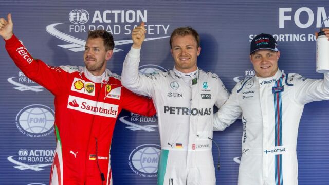 Nico Rosberg, en el centro, tras hacer la pole, entre Vettel, segundo, y Bottas, tercero.
