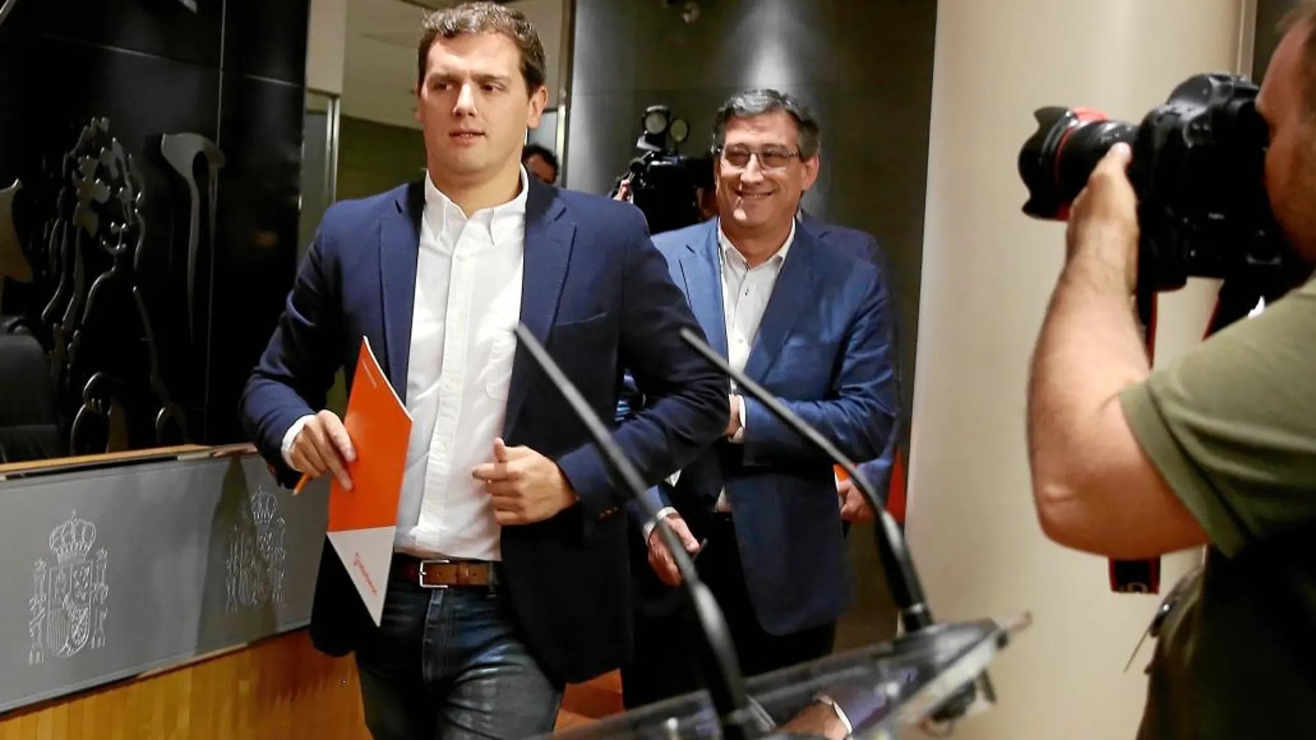 El líder de Ciudadanos, Albert Rivera y el diputado y vicepresidente primero del Congreso, Ignacio Prendes, ayer en la Cámara Baja