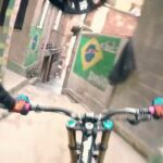 Vertiginoso descenso en bicicleta por las favelas de Río de Janeiro