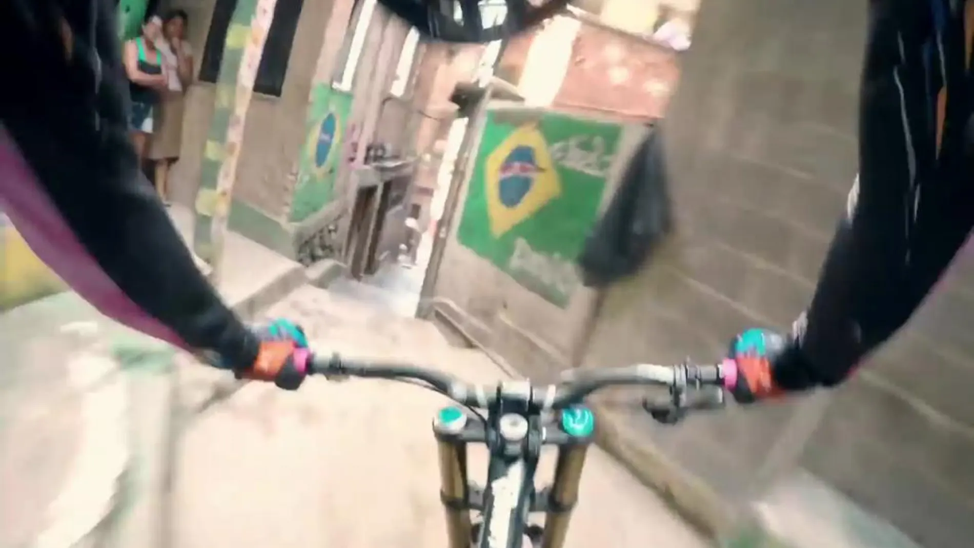 Vertiginoso descenso en bicicleta por las favelas de Río de Janeiro