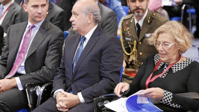 El Rey inauguró el diálogo político Madrid+10 contra el extremismo violento, organizado por el Club de Madrid, acompañado por el ministro del Interior, Jorge Fernández Díaz, y la alcaldesa de la capital, Manuela Carmena,