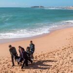 La Guardia Civil recupera el cadáver de un inmigrante. Foto: Efe