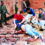 Momento en el que los cuerpos de seguridad posan con el cadáver de Pablo Escobar