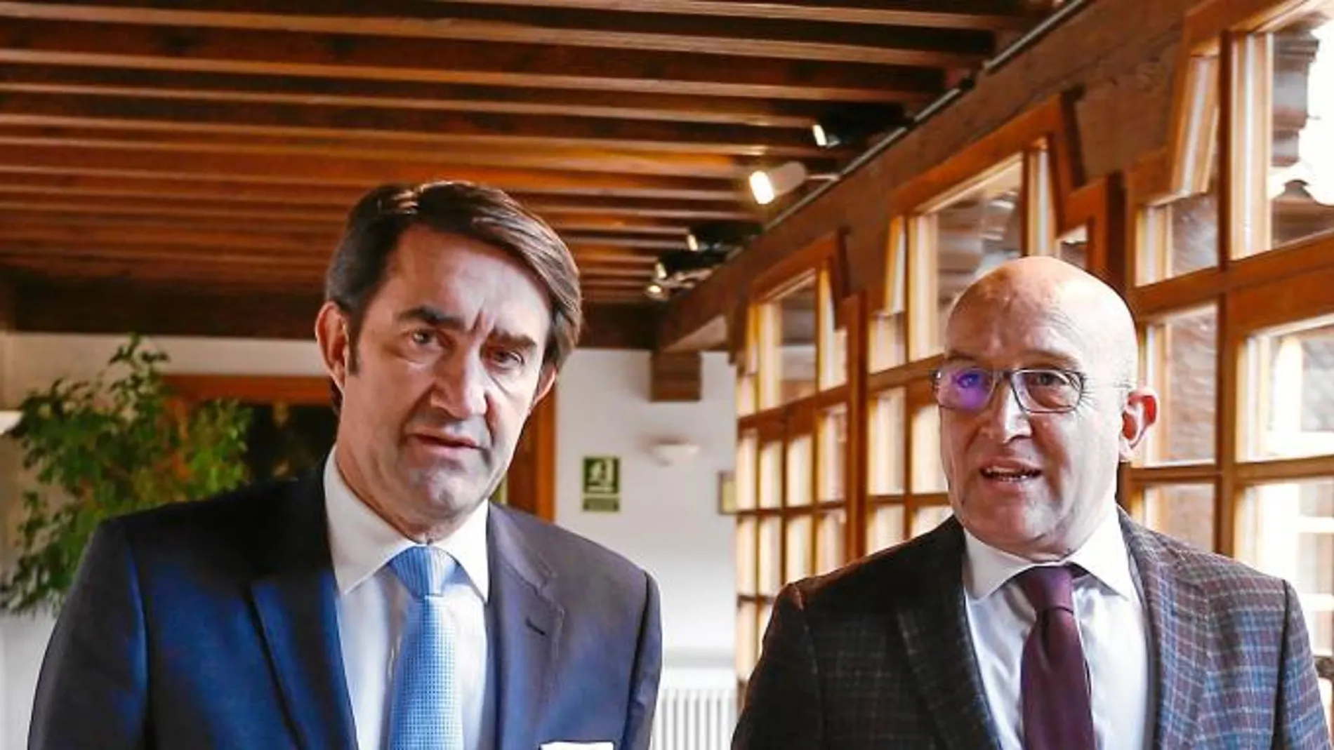 El consejero de Fomento y Medio Ambiente, Juan Carlos Suárez-Quiñones, junto al presidente de la Diputación de Valladolid, Jesús Julio Carnero