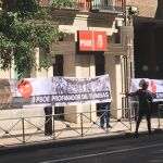 Las pancartas contra la exhumación de Franco en la sede del PSOE/Foto: