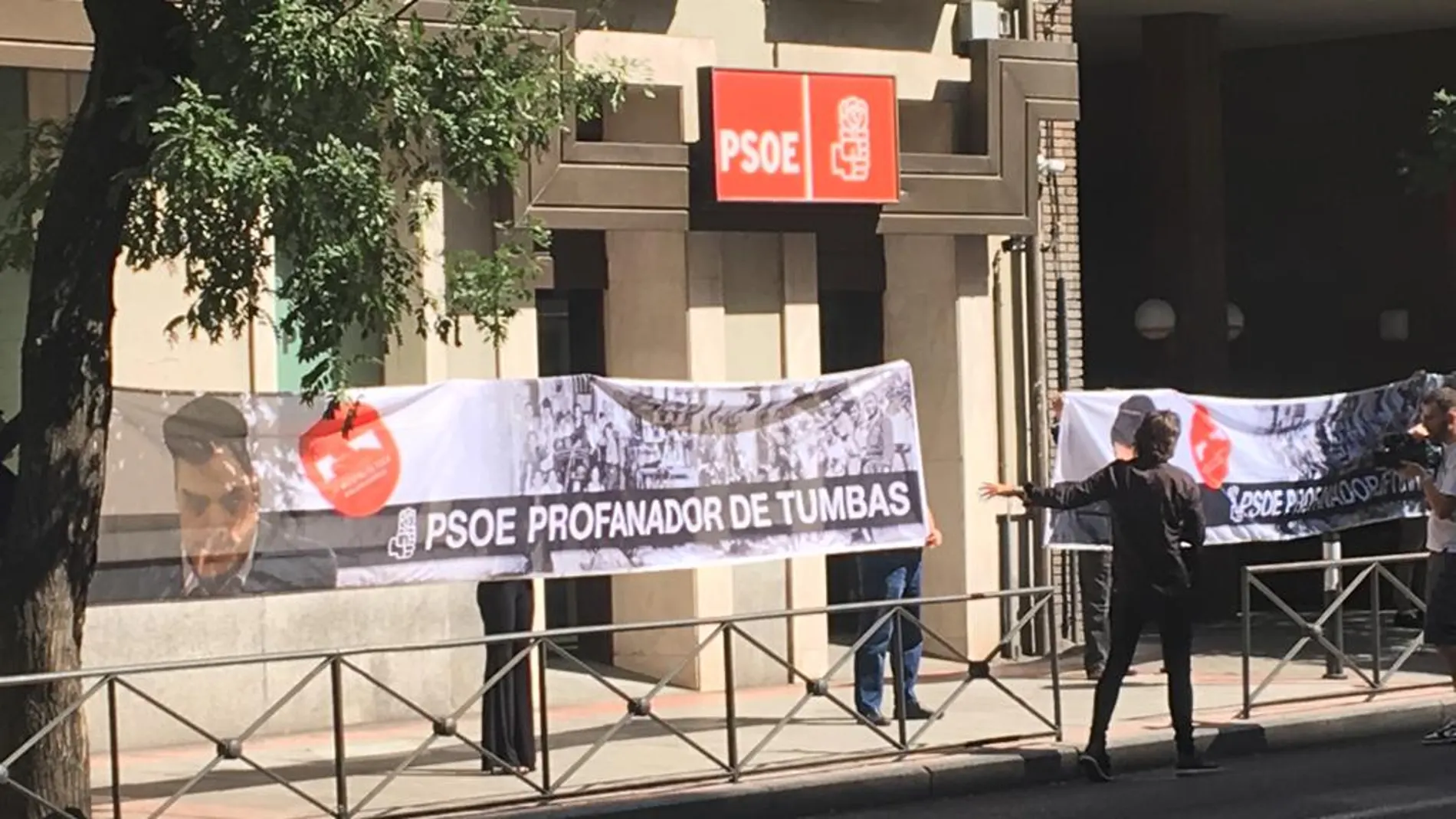 Las pancartas contra la exhumación de Franco en la sede del PSOE/Foto: