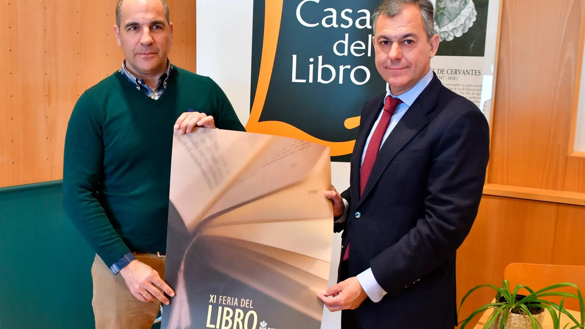 El alcalde de Tomares, José Luis Sanz, y el director de La Casa del Libro, Rafael García Organvídez / Foto: La Razón