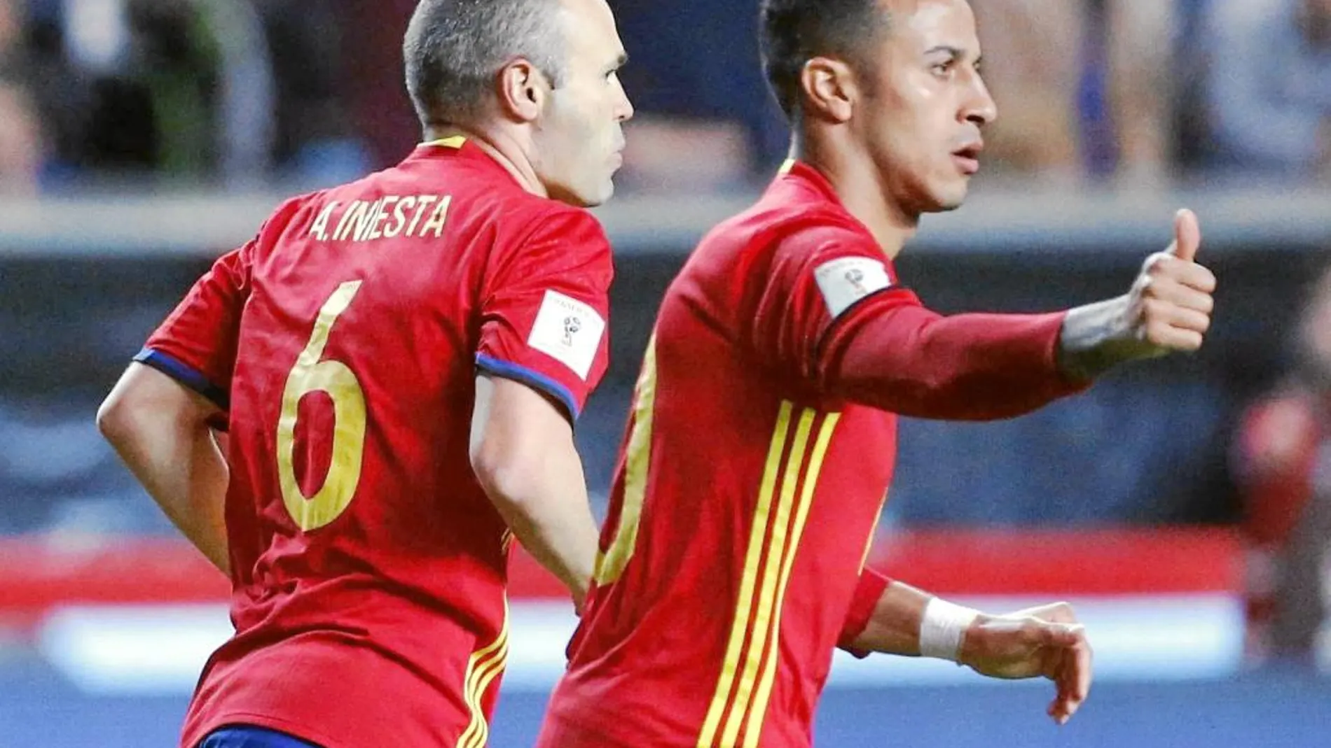 Thiago e Iniesta fueron compañeros en Barcelona y ahora comparten titularidad en la Selección
