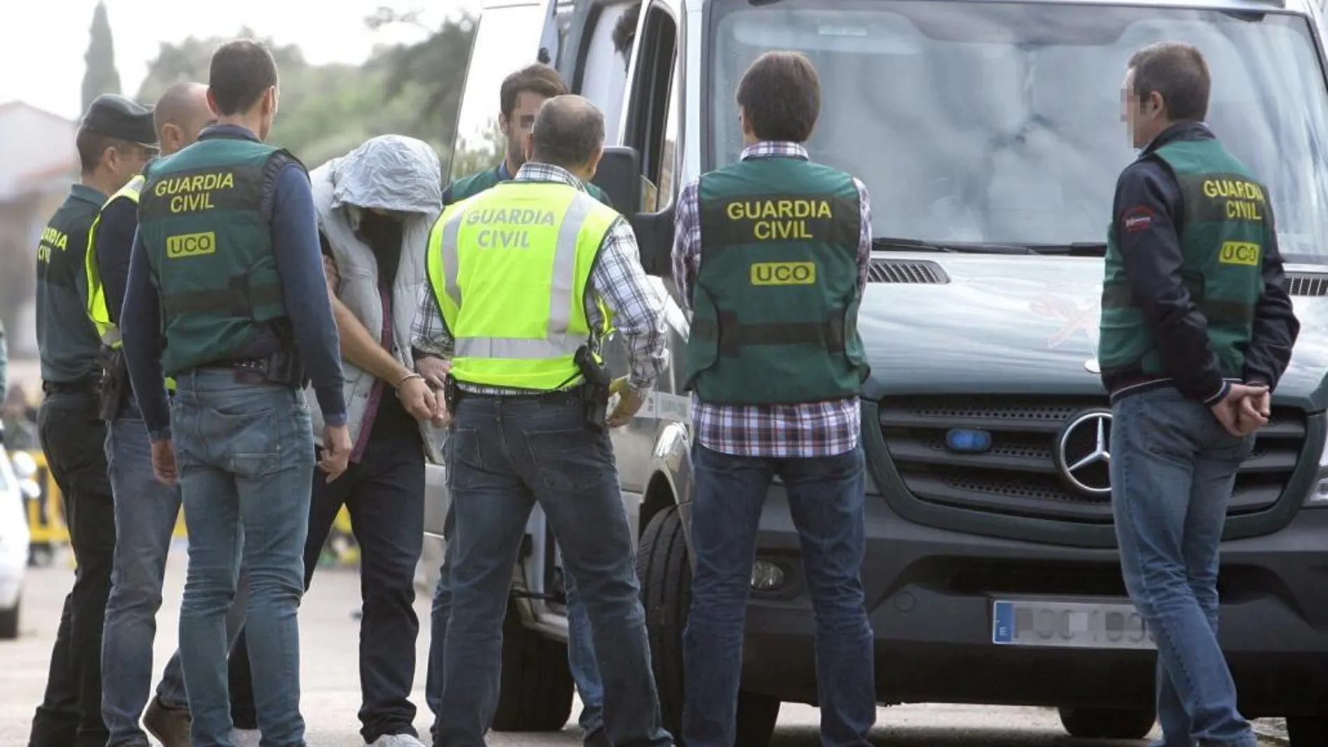 El asesino confeso del cuádruple crimen de Pioz, Patrick Nogueira Gouveia (c), escoltado por agentes de la Guardia Civil