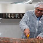 Quim Torra, se dispone a cortar una enorme calabaza durante la visita a la empresa social Espigoladors/Efe