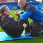 Alberto Chicote y su entrenador Martín Giacchetta realizando una rutina de ejercicios