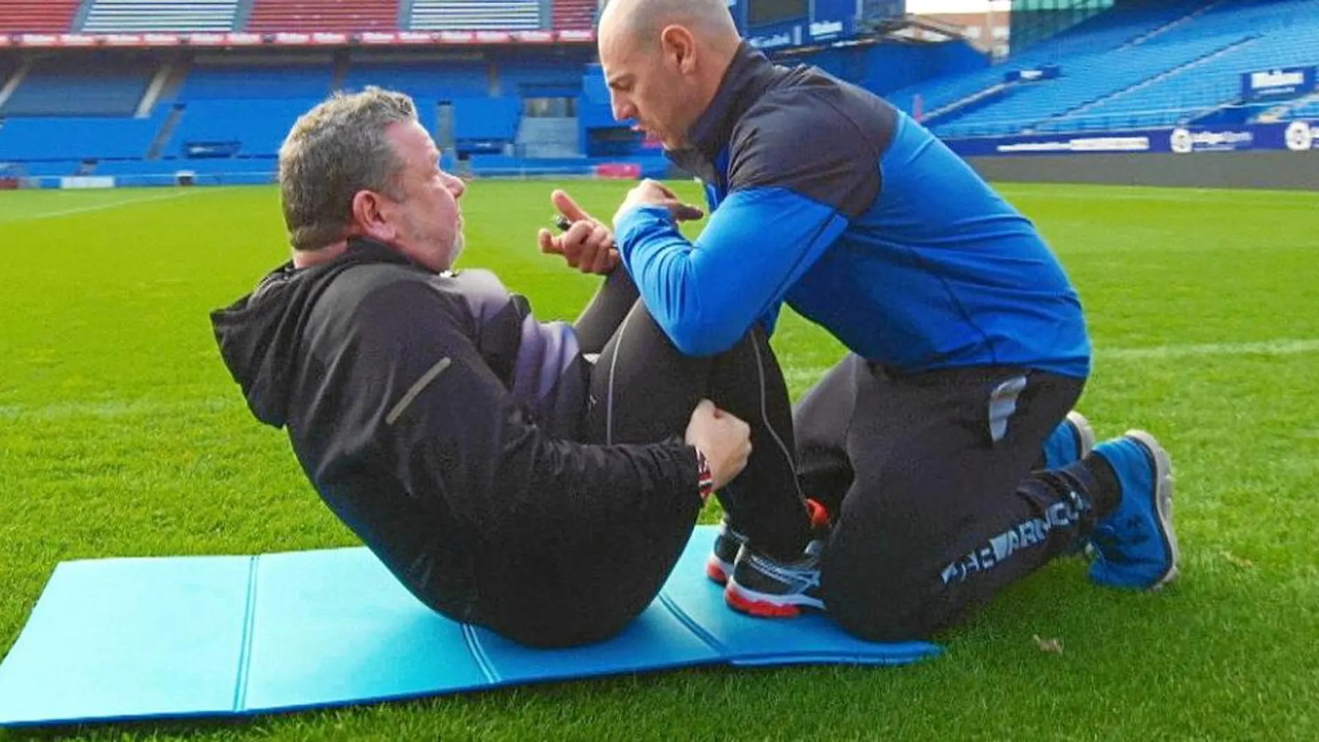 Alberto Chicote y su entrenador Martín Giacchetta realizando una rutina de ejercicios