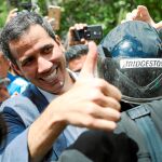 El líder opositor Juan Guaidó saluda a sus seguidores ayer en una nueva concentración en Caracas para pedir a Maduro que abandone el poder / Reuters
