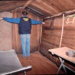 1 de julio de 1997. Un Guardia Civil mide con los brazos la húmeda celda donde Ortega Lara sufrió su inhumano cautiverio: 3 metros de largo, por 2,5 ancho y 1,80 de alto fue el espacio que tuvo el funcionario durante año y medio