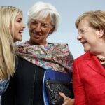 Ivanka Trump habla con la canciller alemana, Angela Merkel, y la directora del Fondo Monetario Internacional, Christine Lagarde