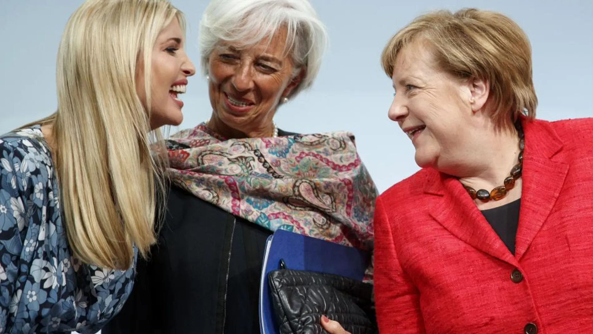 Ivanka Trump habla con la canciller alemana, Angela Merkel, y la directora del Fondo Monetario Internacional, Christine Lagarde