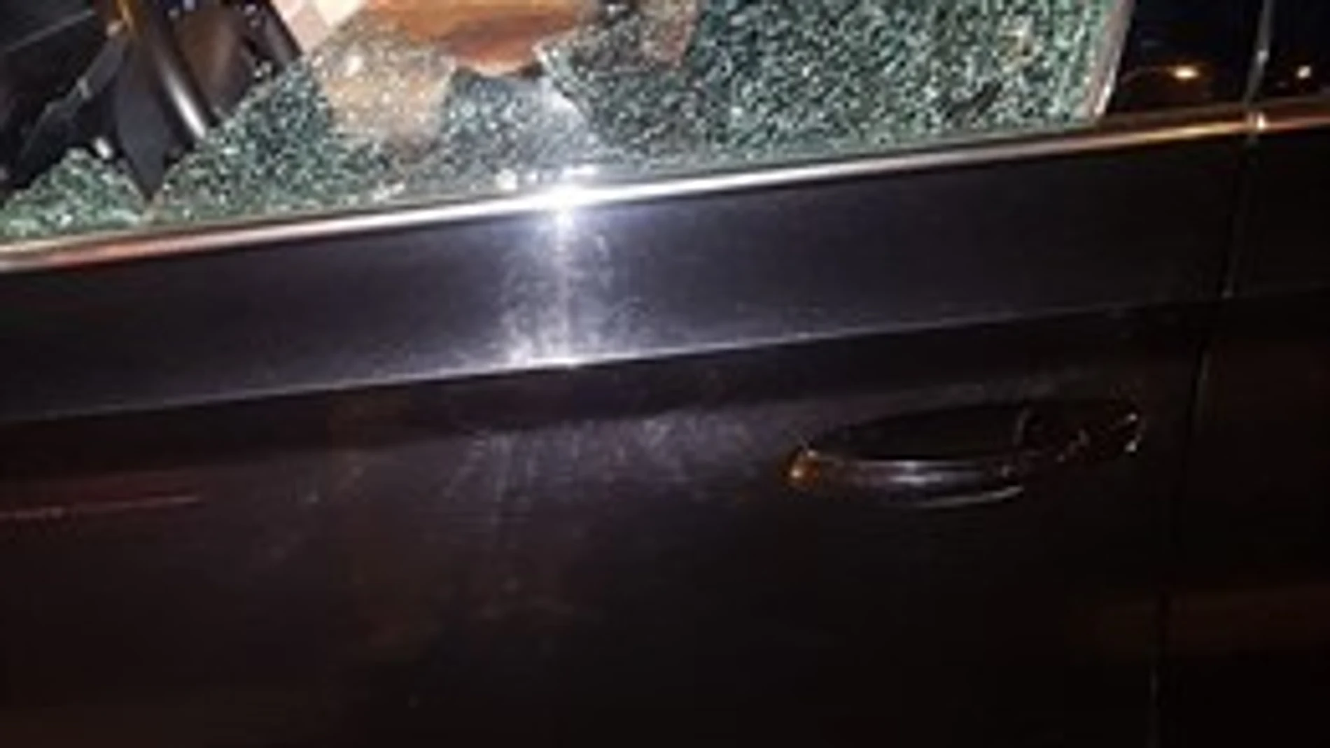 Cristal de una VTC destrozado tras un disparo en Madrid / Ep