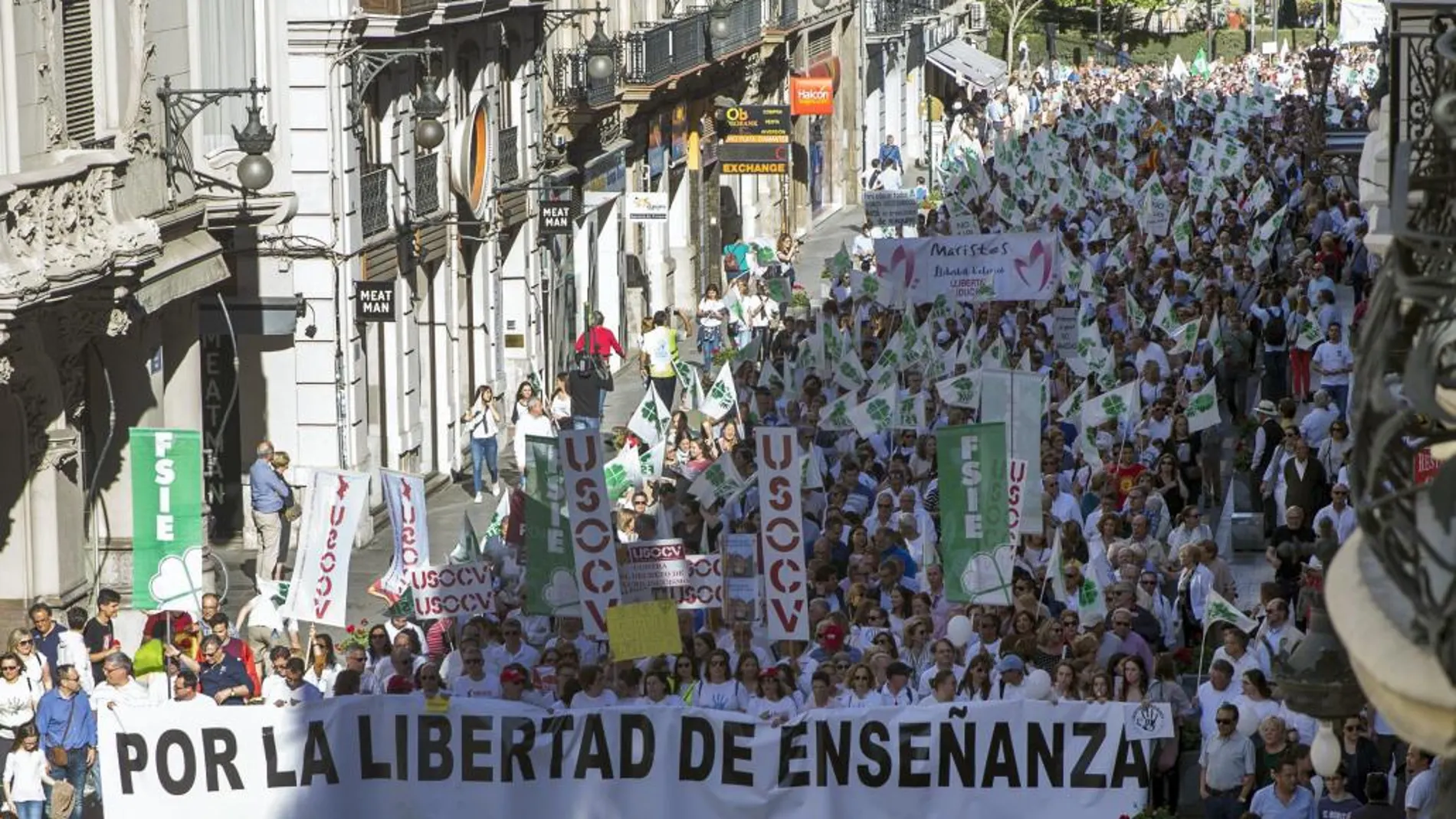 MIles de padres, profesores y alumnos, apoyados por representantes políticos, se lanzaron a la calle para rechazar el decreto contra las conciertos