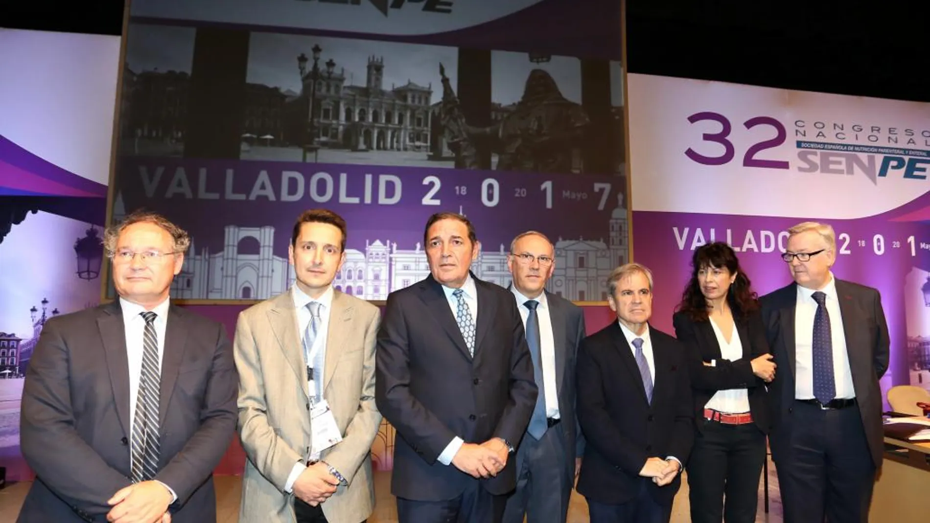 El consejero Sáez Aguado, poco antes de inaugurar el Congreso, en compañía del presidente del Colegio Oficial de Médicos de Valladolid, José Antonio Otero; de la concejal Ana Redondo; y el organizador del congreso, Daniel de Luis, entre otros