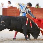 Cambio de mano de Alejandro Talavante al quinto toro