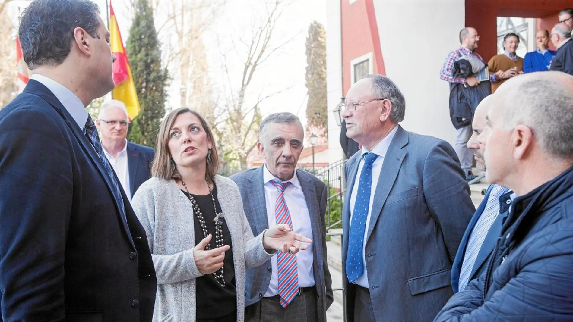La consejera de Agricultura, Milagros Marcos, junto a Fernando de Paz Cabello y Ángel González Quintanilla