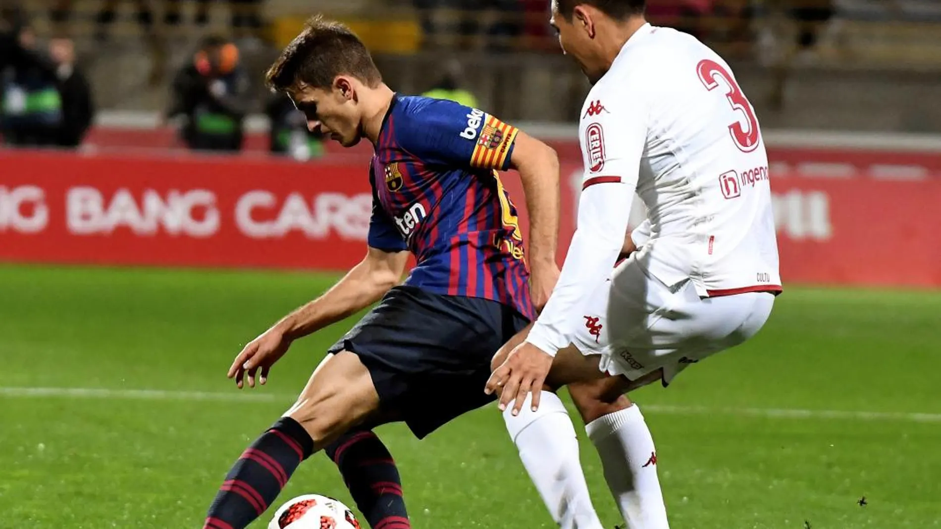 El centrocampista del FC Barcelona Denis Suárez (i) protege un balón ante Dionicio Escalante, de la Cultural Leonesa