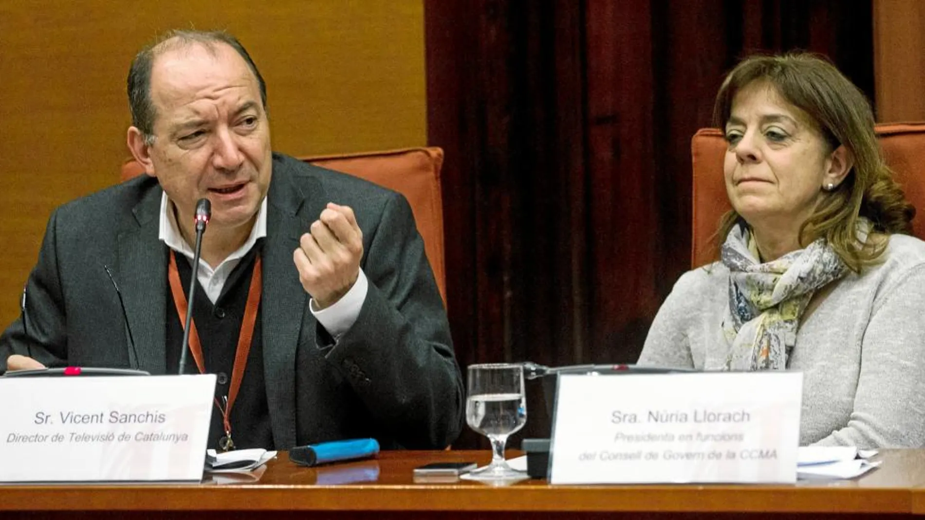 El director de TV3, Vicent Sanchis, con la responsable en funciones de la CCMA, Núria Llorach, en el Parlament.