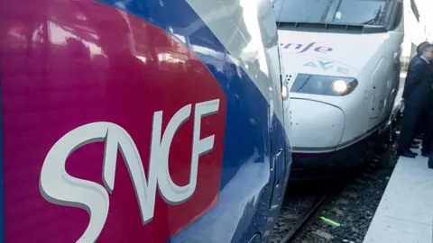 Dos trenes de la compañía gala SNCF y Renfe