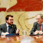 Pere Aragonés y Quim Torra en la reunión semanal del Govern que ayer se enfrentó a una nueva crisis entre los socios