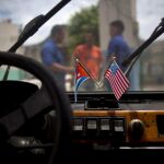 Interior de un coche en La Habana, en el que se ven la bandera de EUU y la de Cuba