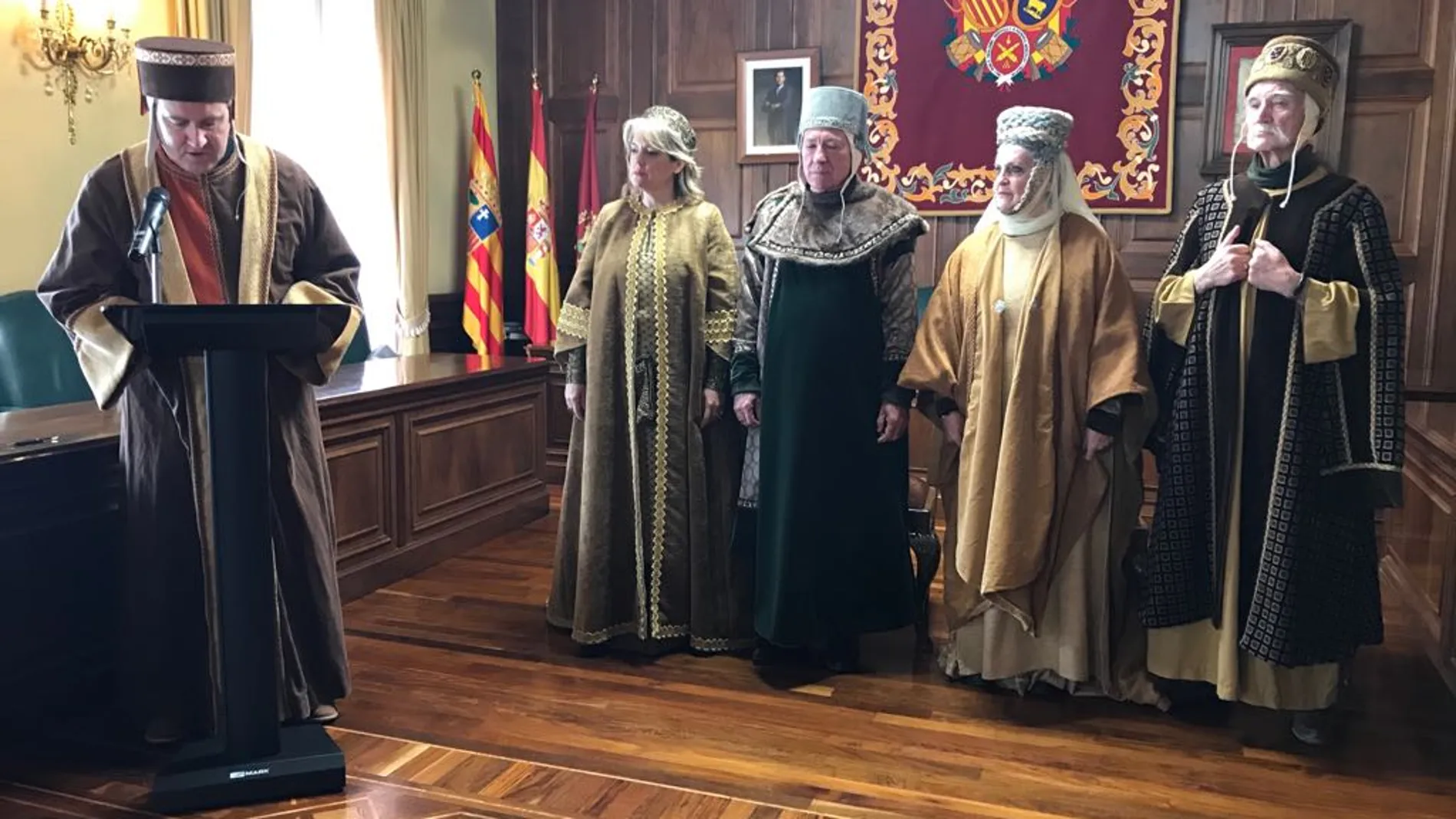 Imagen de un momento de la ceremonia celebrada en el salón de plenos del ayuntamiento aragonés