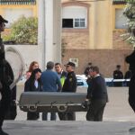 Operarios trasladan el féretro con los restos mortales del joven de origen marroquí que ha fallecido en el transcurso de un tiroteo