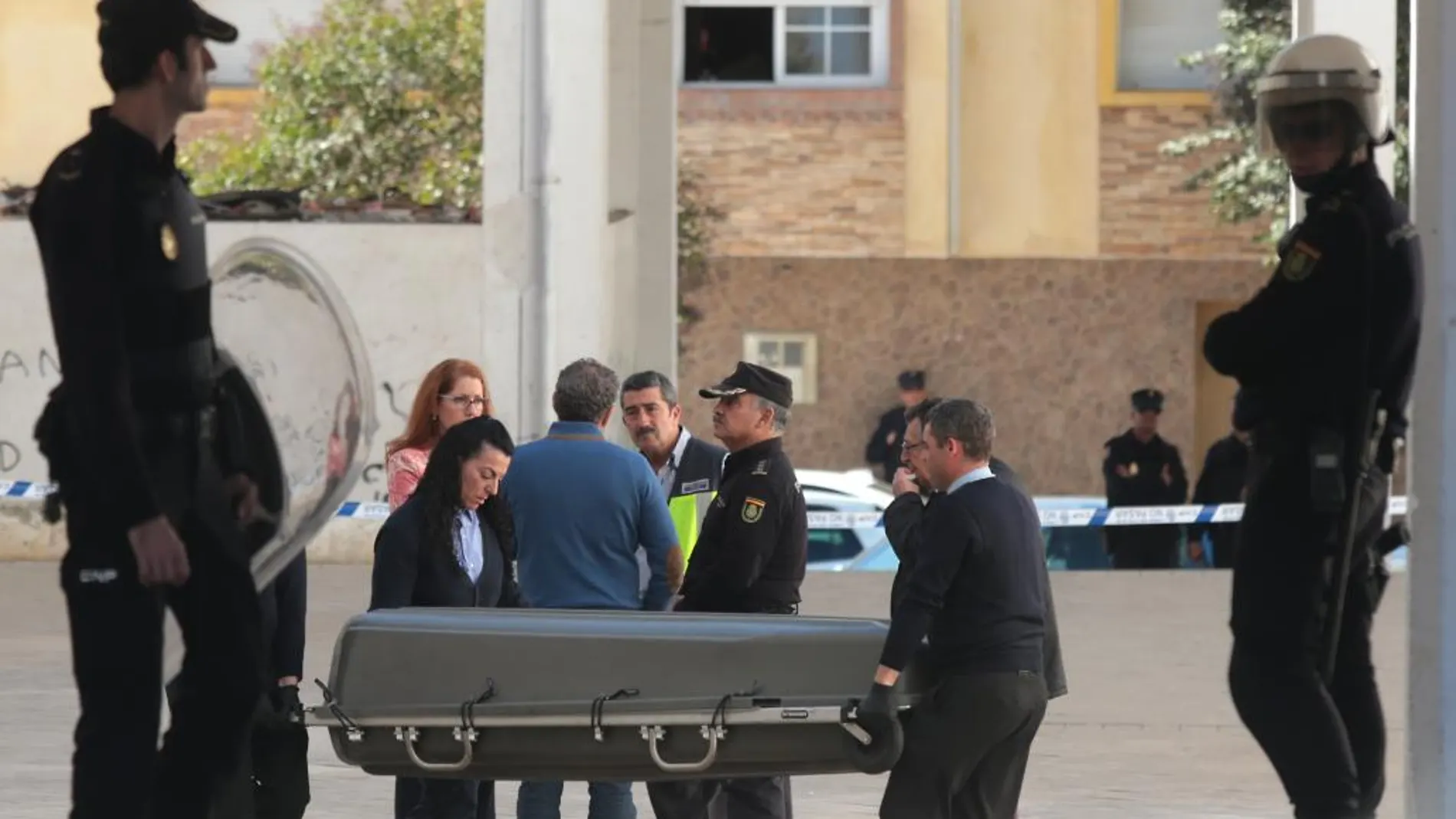Operarios trasladan el féretro con los restos mortales del joven de origen marroquí que ha fallecido en el transcurso de un tiroteo