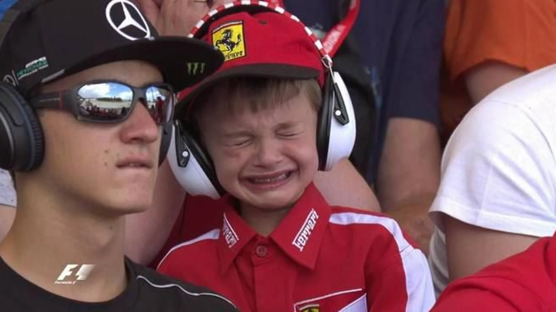 El niño llorando cuando Raikkonen tuvo que abandonar la carrera