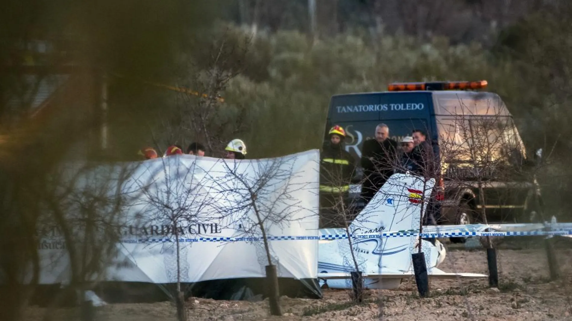 Los servicios de emergencia en el lugar del accidente en el que los dos ocupantes de una avioneta han muerto esta tarde al estrellarse e incendiarse el aparato en el que viajaban en Orgaz (Toledo).