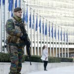 Un soldado patrulla en los alrededores de la sede de la Comisión Europea en Bruselas (Bélgica)