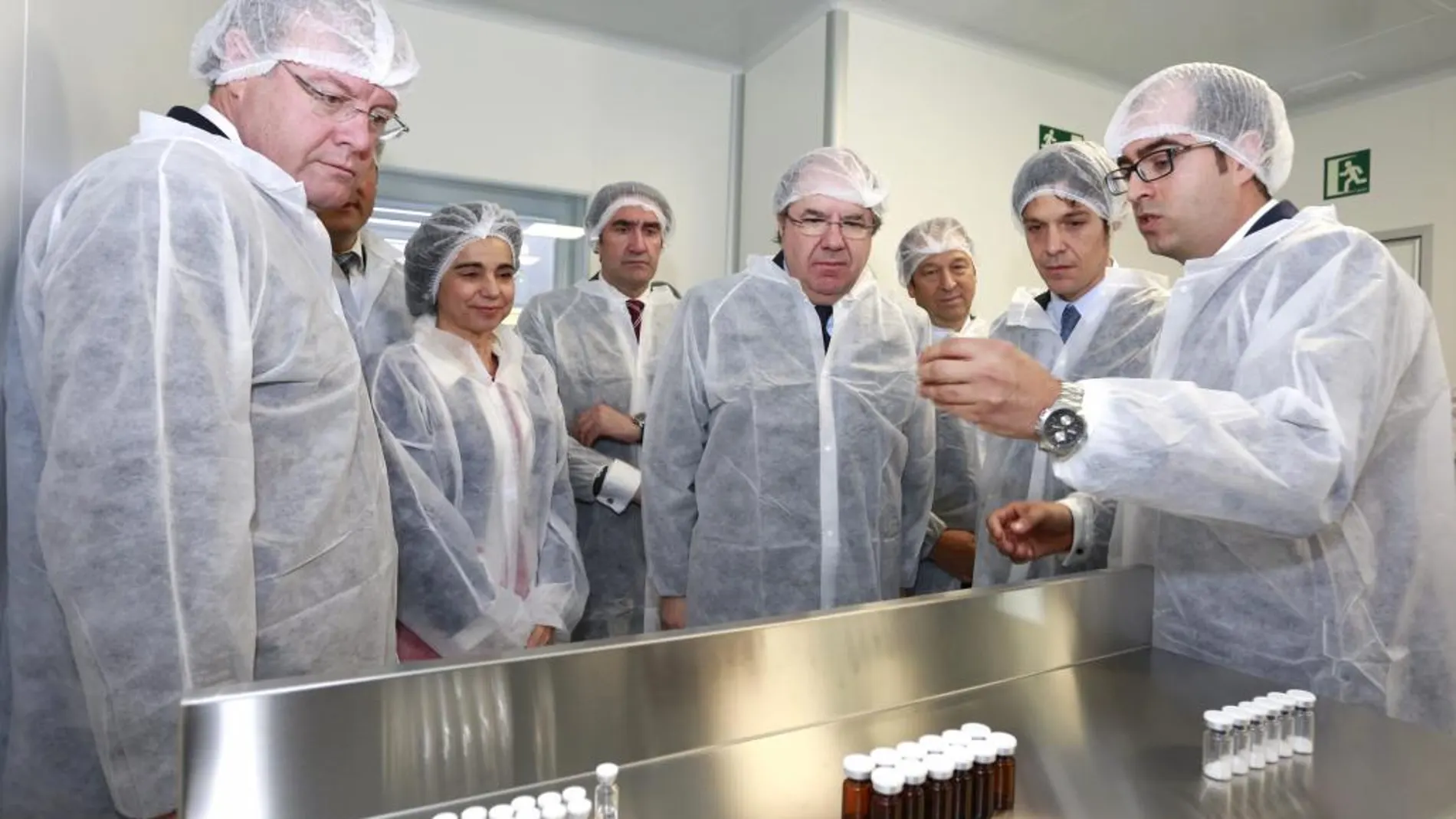 Herrera visita a la planta Farmalán del Grupo Chemo en León, junto a Silván, Suárez-Quiñones y Lucas Sigman