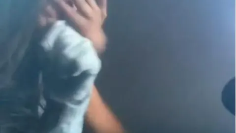 La modelo Consuelo Vergara siendo agredida