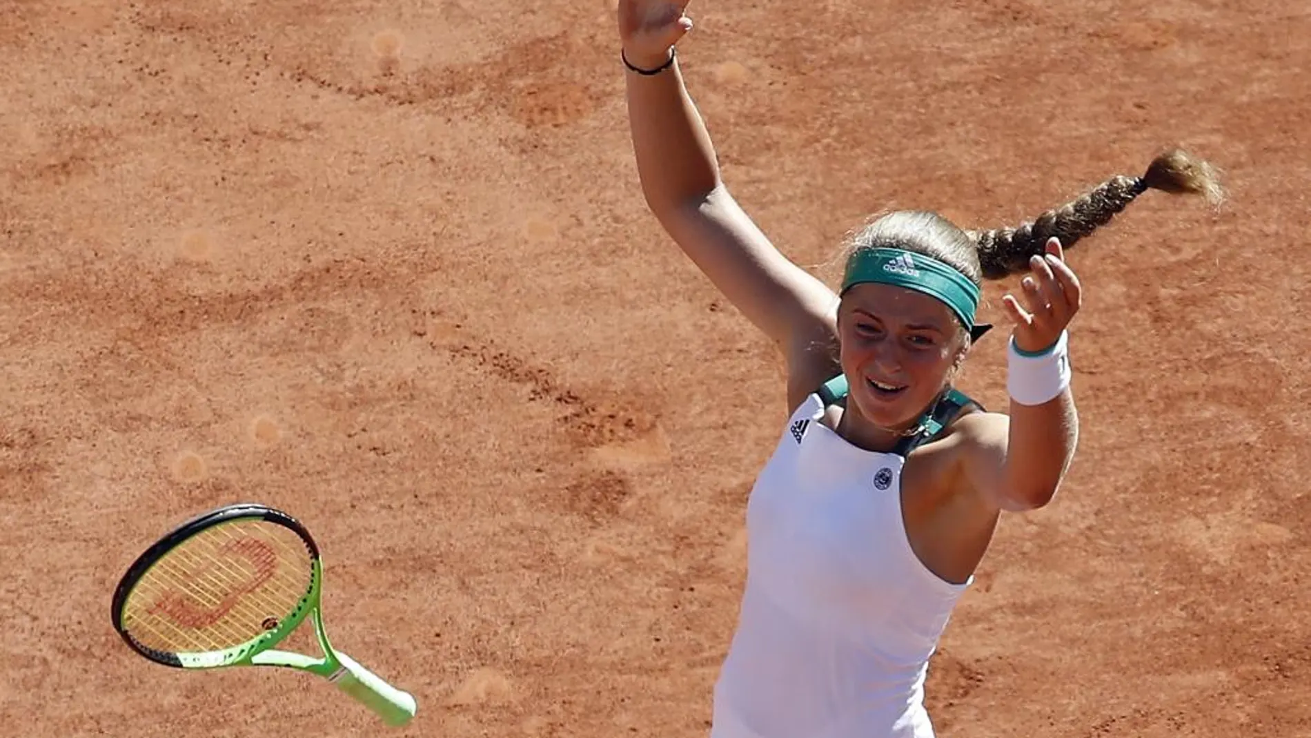 La letona Jelena Ostapenko celebra su triunfo en Roland Garros.