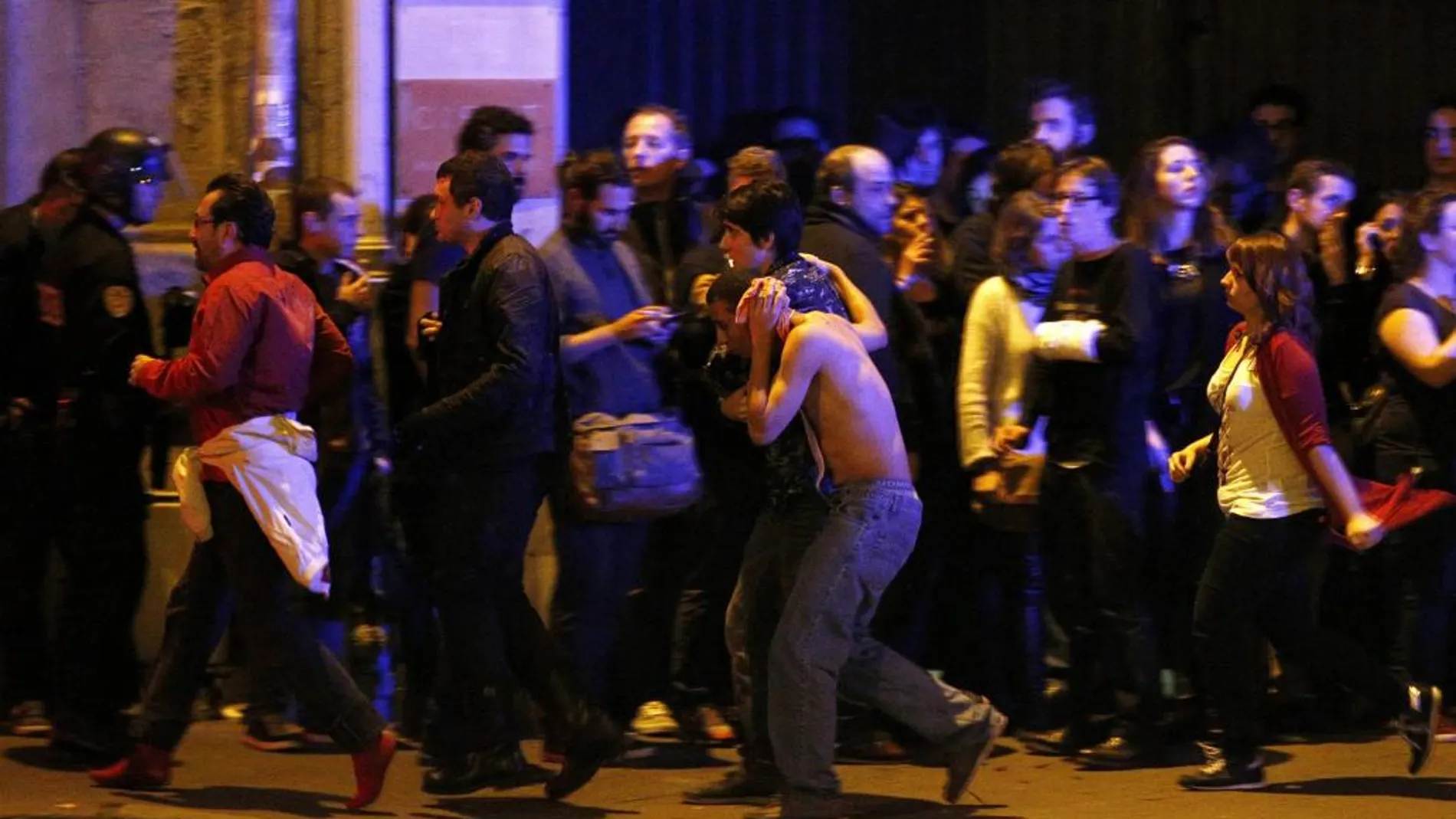 Varios heridos son evacuados en los alrededores de la sala de fiestas Bataclan la madrugada del sábado