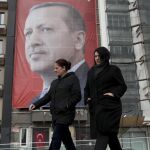 Una fotografía del presidente turco, Recep Tayyip Erdogan, preside la plaza Taksim en Estambul