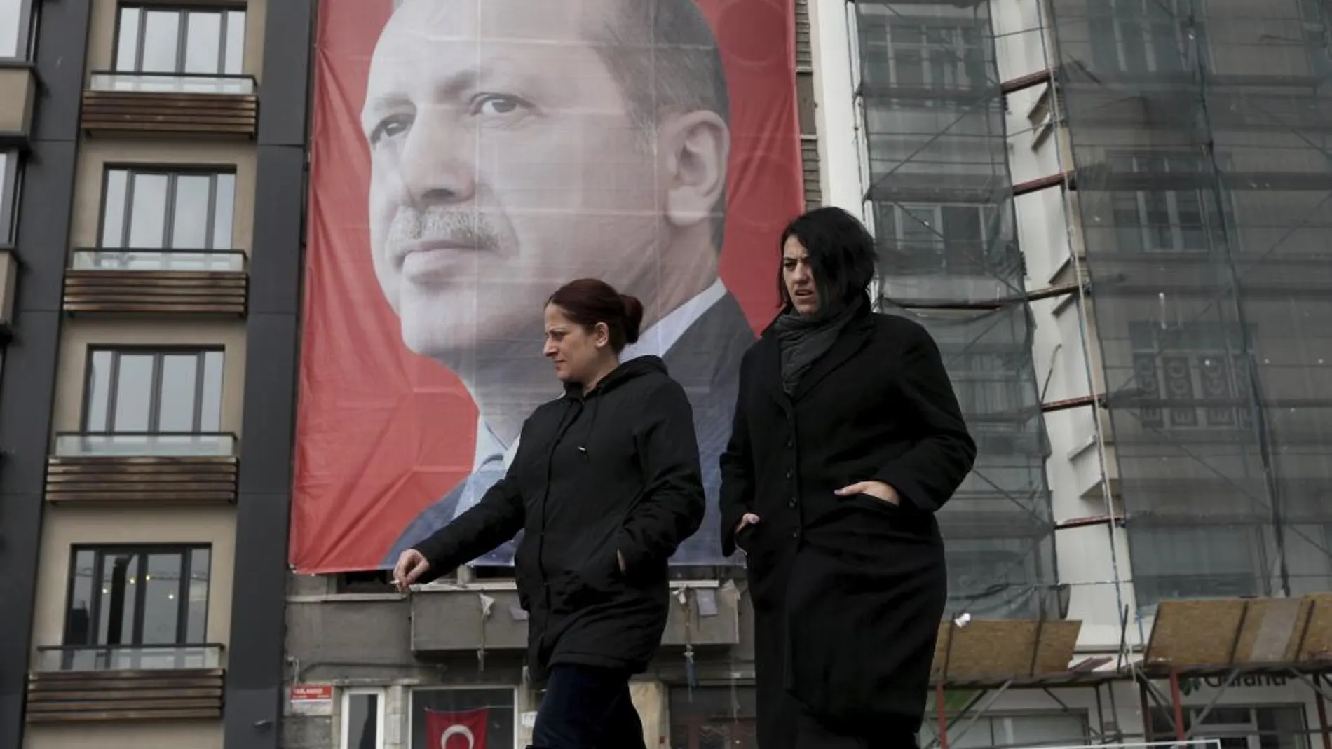 Una fotografía del presidente turco, Recep Tayyip Erdogan, preside la plaza Taksim en Estambul